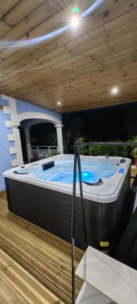 Villa JACUZZI CharlysAngel la Possession
